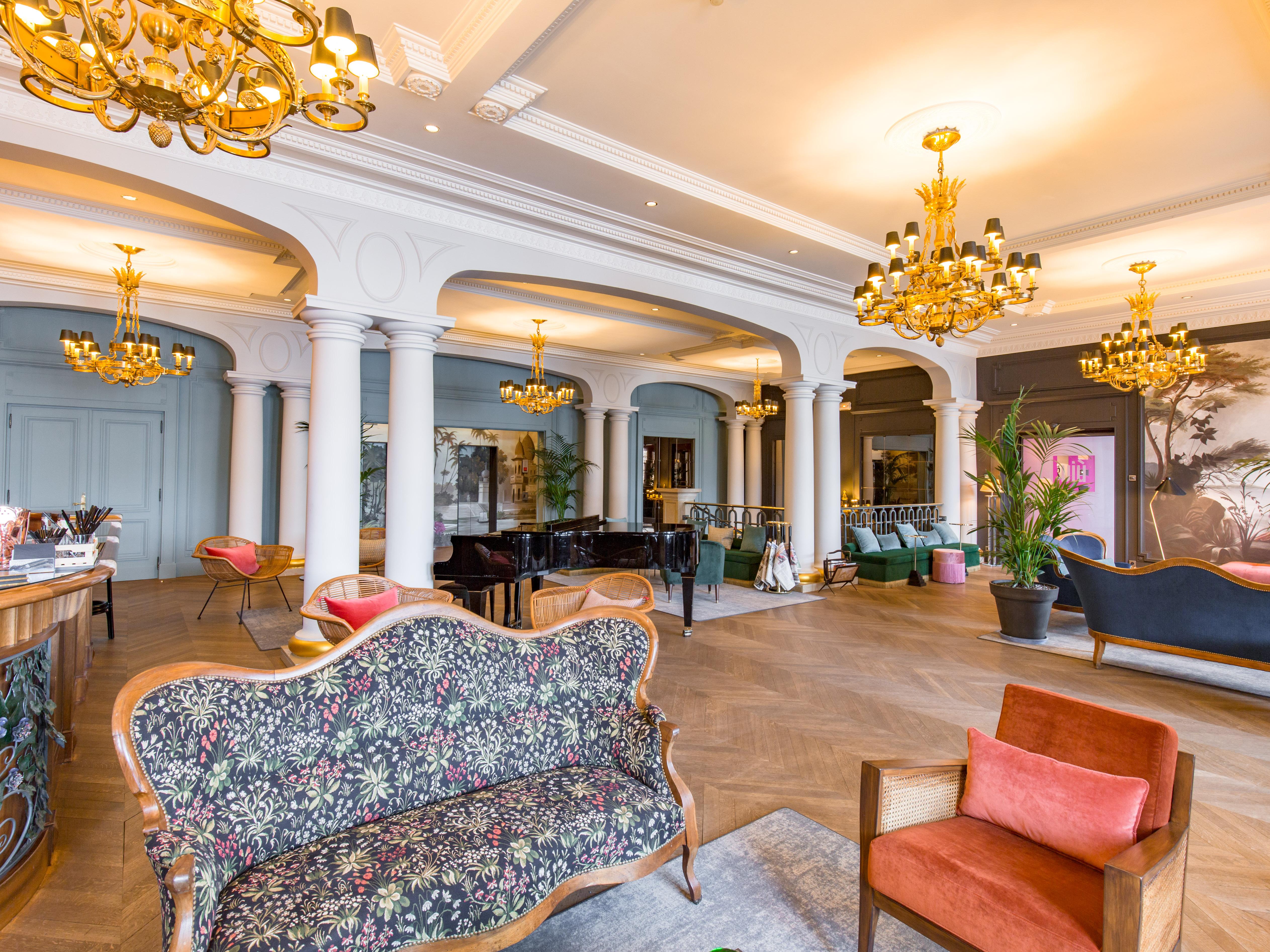 르 팰리스 드 멘톤 호텔 망통생베르나드 외부 사진 The lobby of the hotel