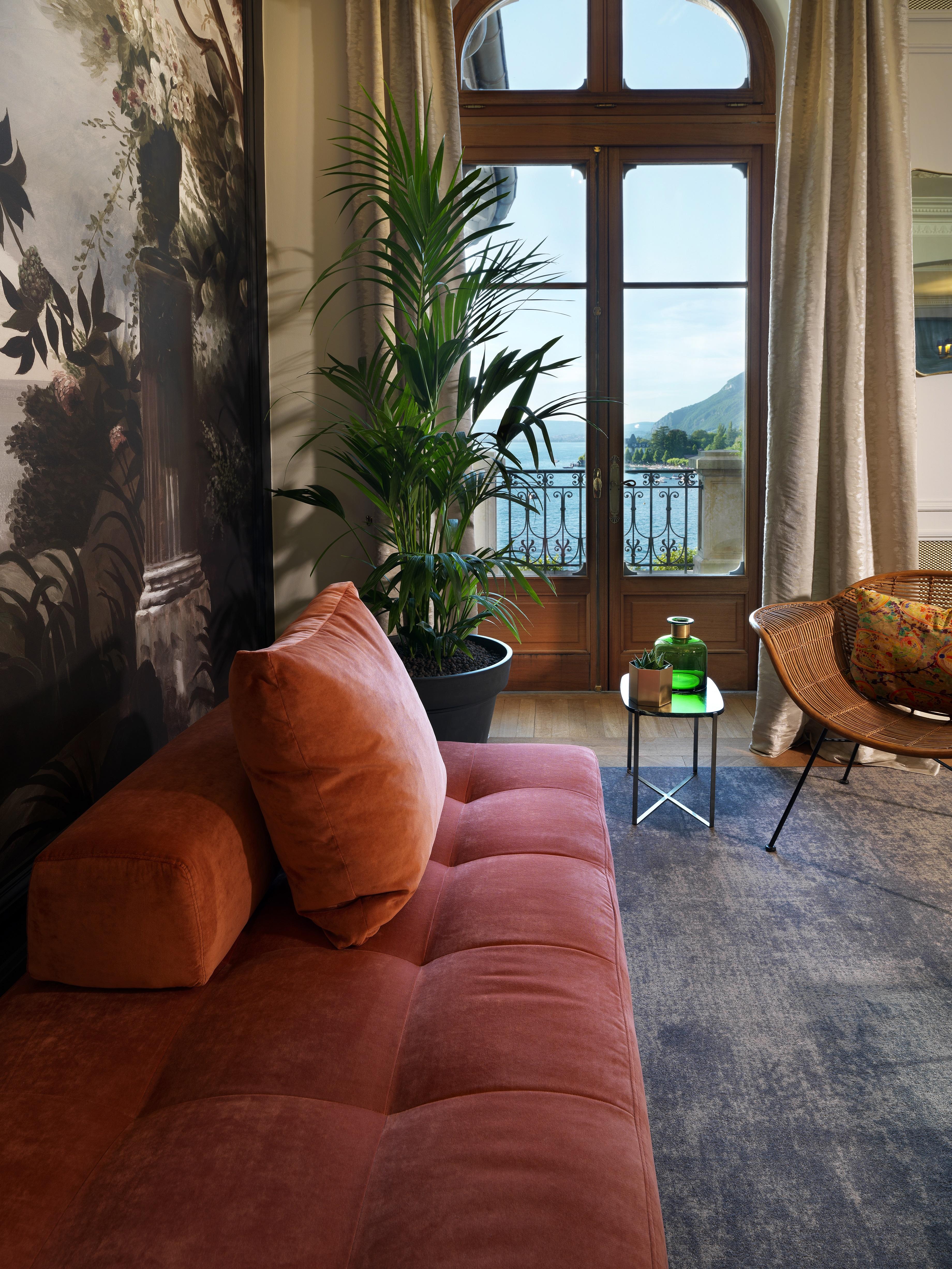 르 팰리스 드 멘톤 호텔 망통생베르나드 외부 사진 A living room with a view of the sea