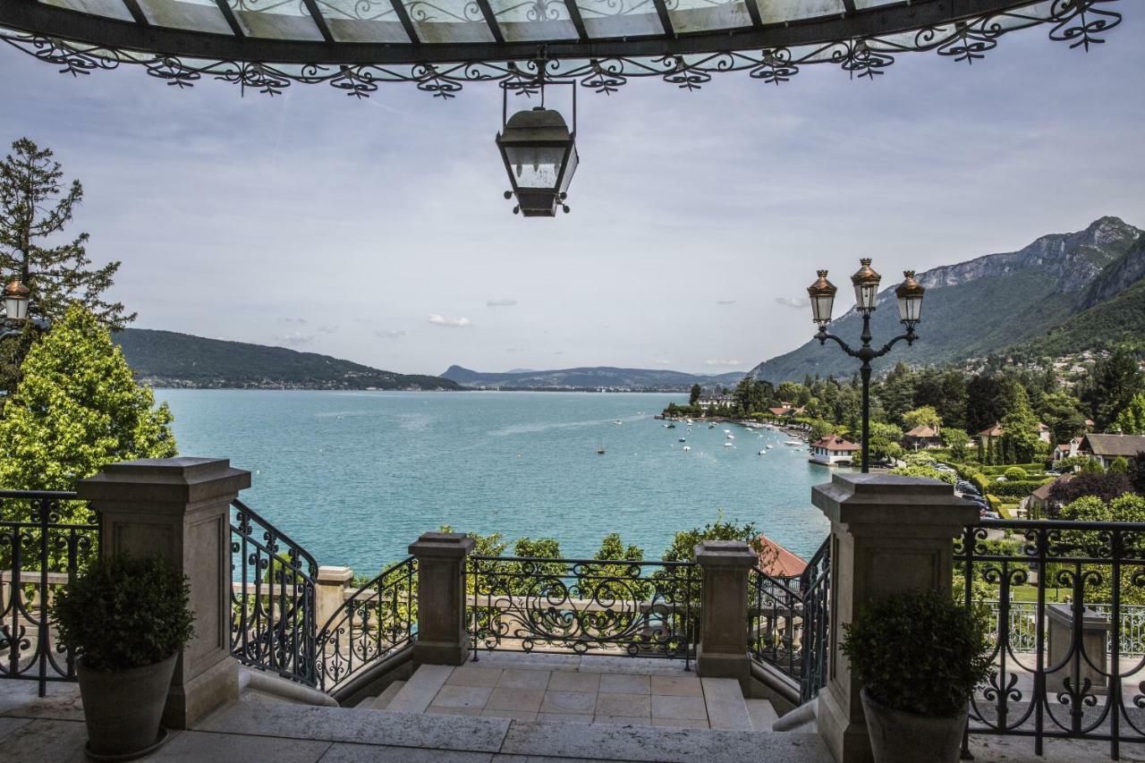 르 팰리스 드 멘톤 호텔 망통생베르나드 외부 사진 View of Lake Annecy from the hotel