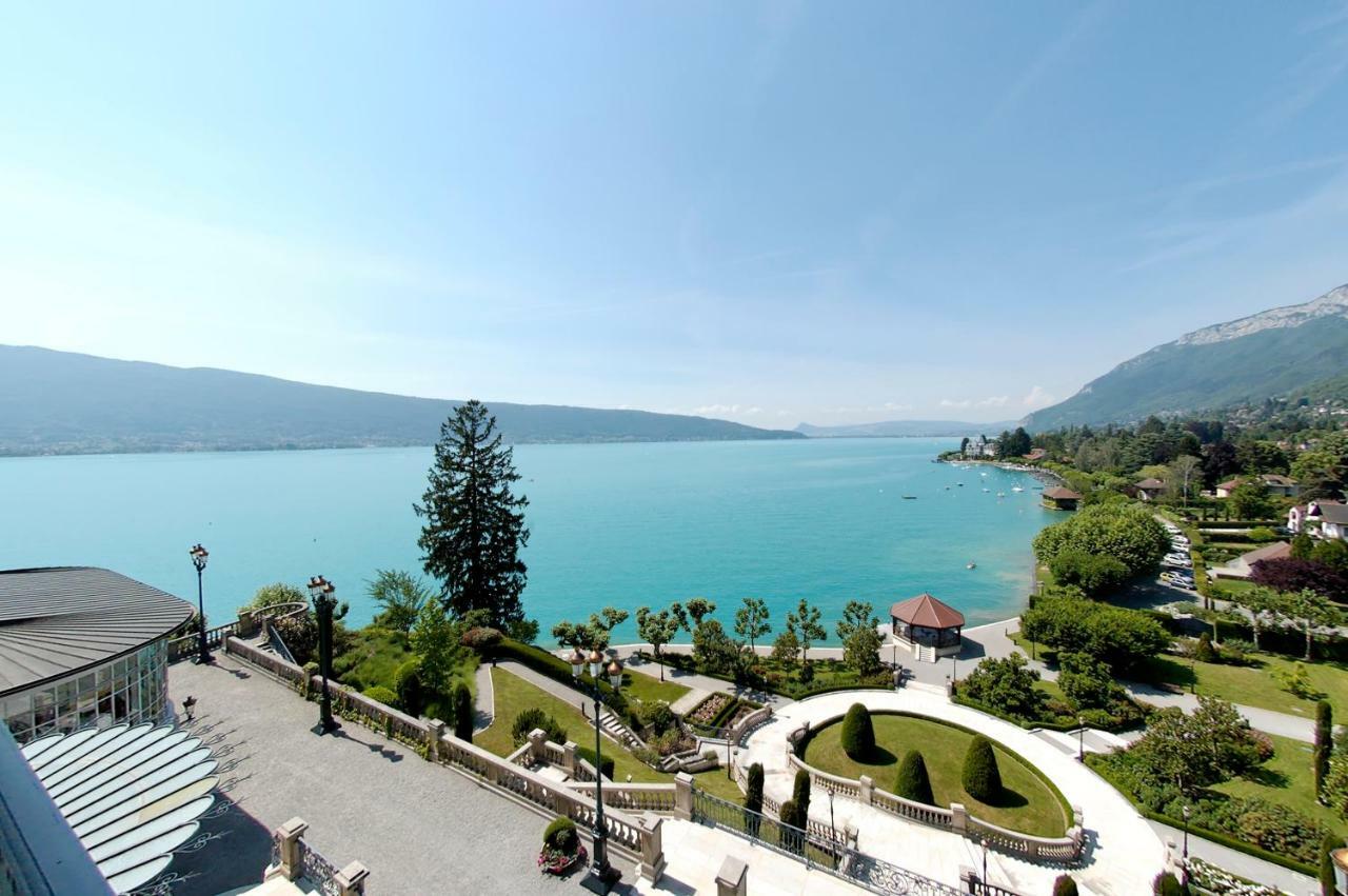 르 팰리스 드 멘톤 호텔 망통생베르나드 외부 사진 View of the lake from the town