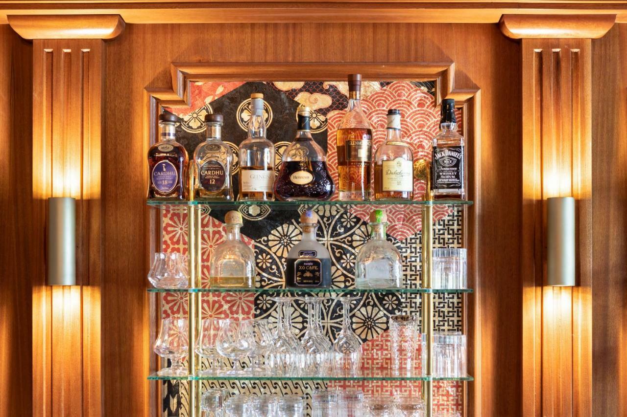 르 팰리스 드 멘톤 호텔 망통생베르나드 외부 사진 A bar in a hotel